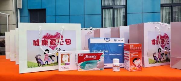 江苏常州向老幼困难群体发放防疫物资，含退烧药、抗原试剂等